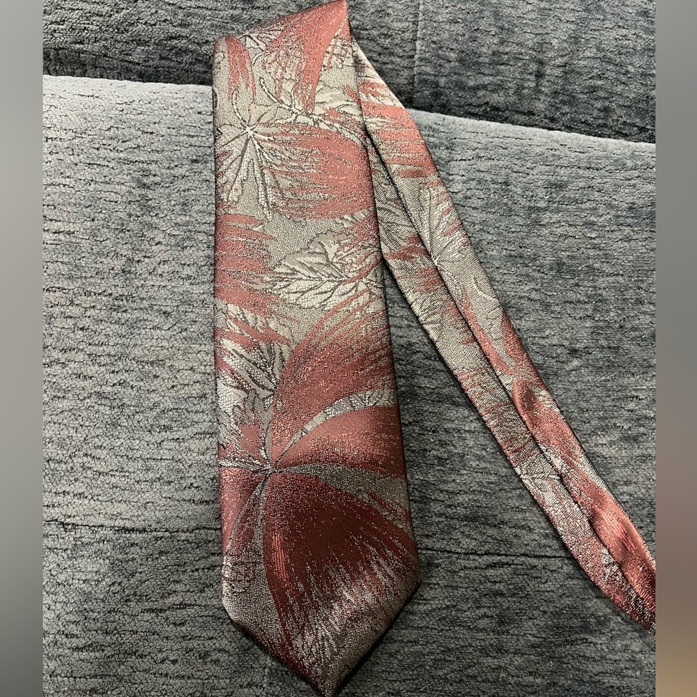 Oscar de la Renta Red and Silver Leaf Tie Vintage Silk Blend EUC Holiday Tie